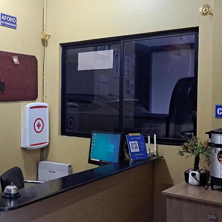 Hostal Los Lirios 로하 외부 사진