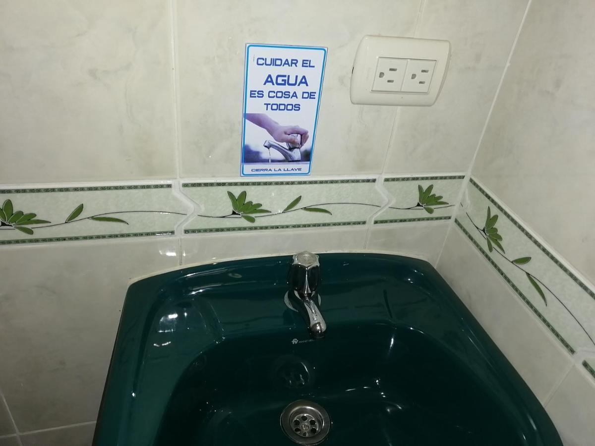 Hostal Los Lirios 로하 외부 사진