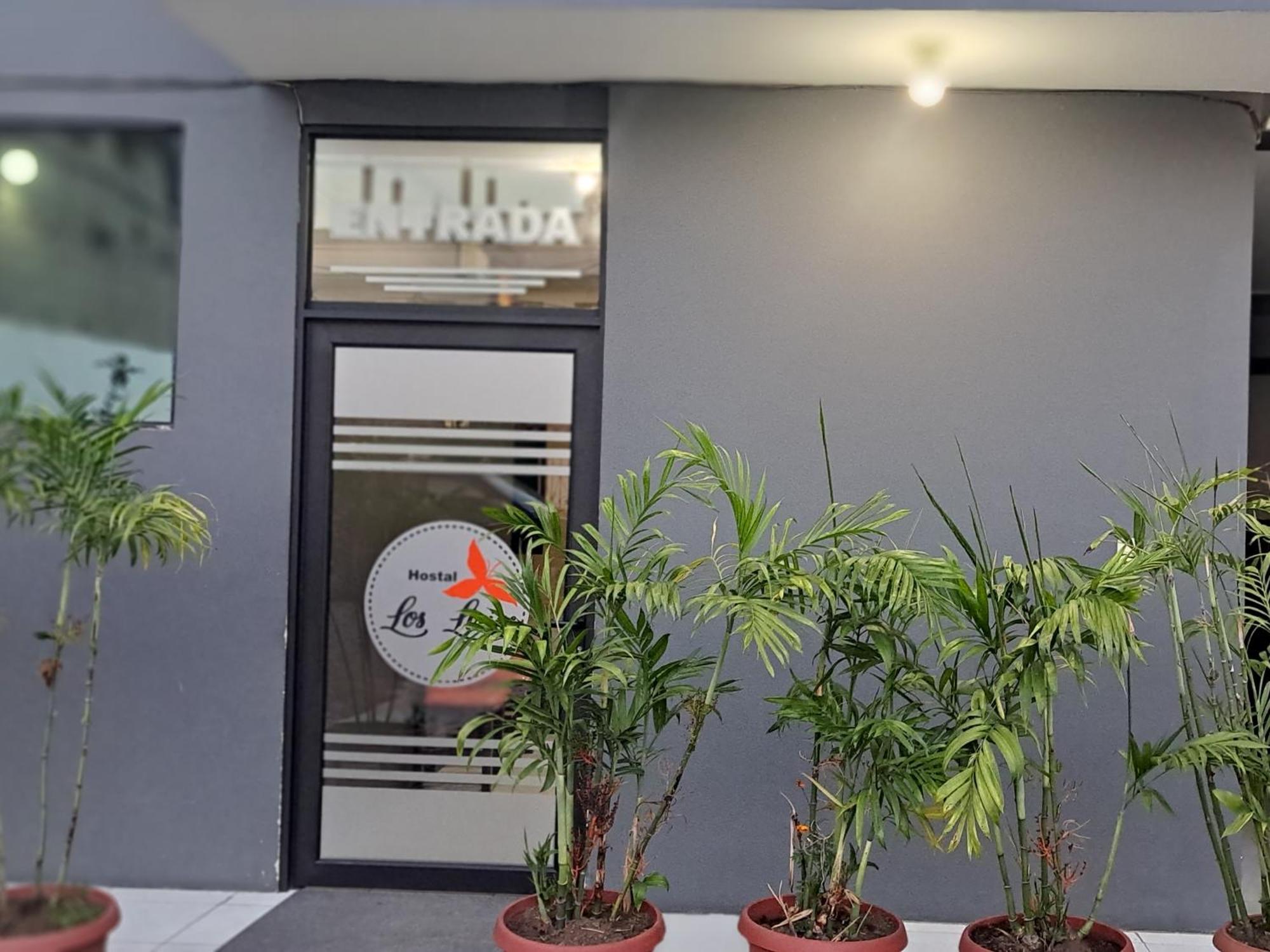 Hostal Los Lirios 로하 외부 사진