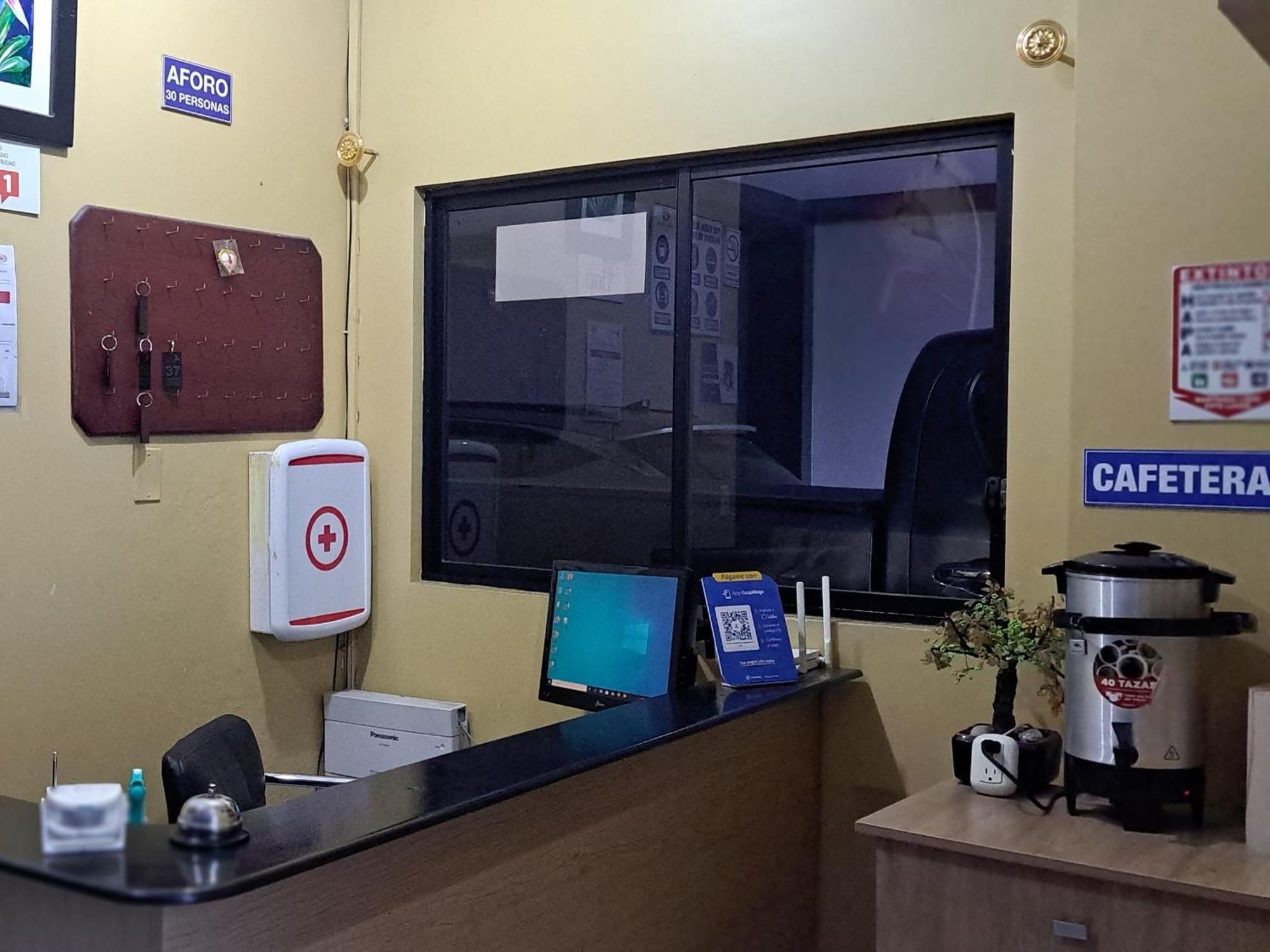 Hostal Los Lirios 로하 외부 사진