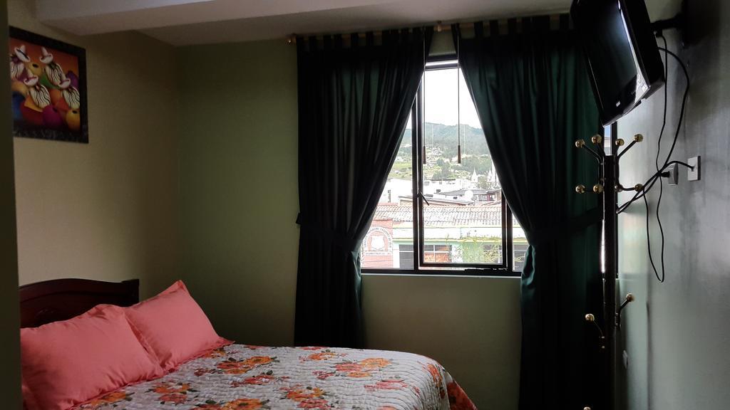 Hostal Los Lirios 로하 외부 사진