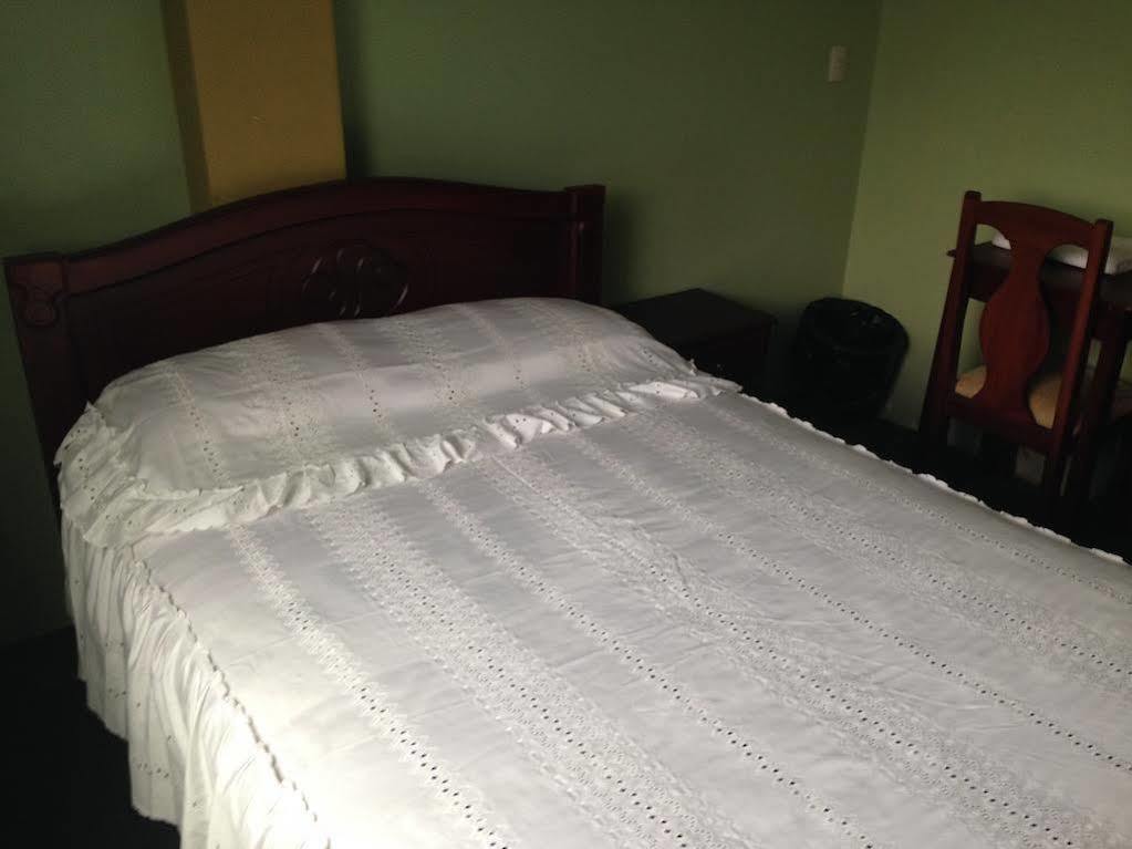 Hostal Los Lirios 로하 외부 사진