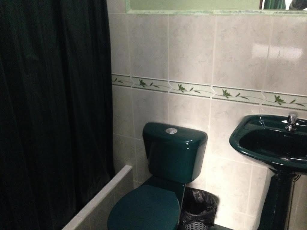 Hostal Los Lirios 로하 외부 사진
