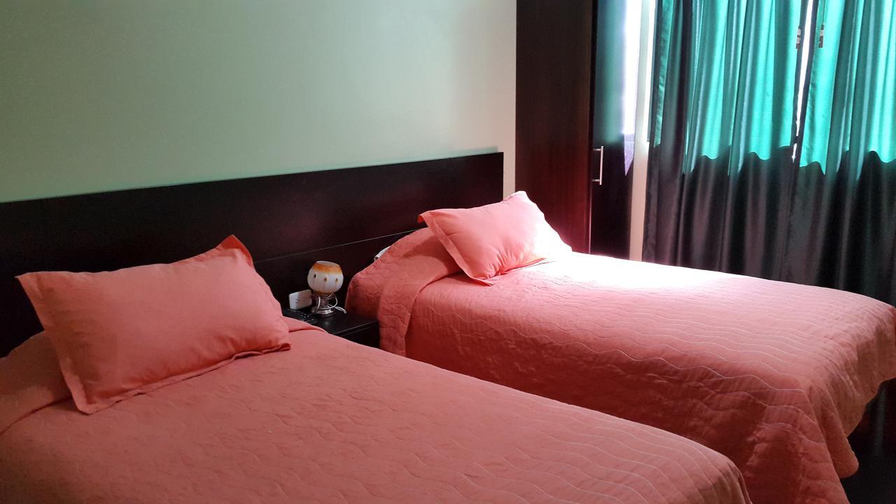 Hostal Los Lirios 로하 외부 사진