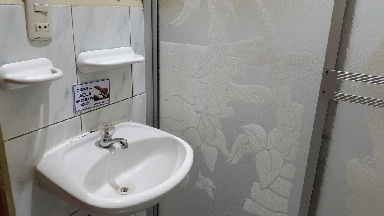 Hostal Los Lirios 로하 외부 사진
