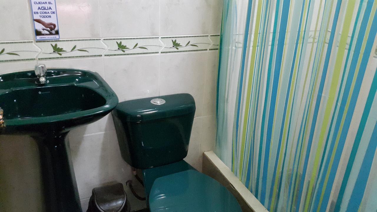 Hostal Los Lirios 로하 외부 사진