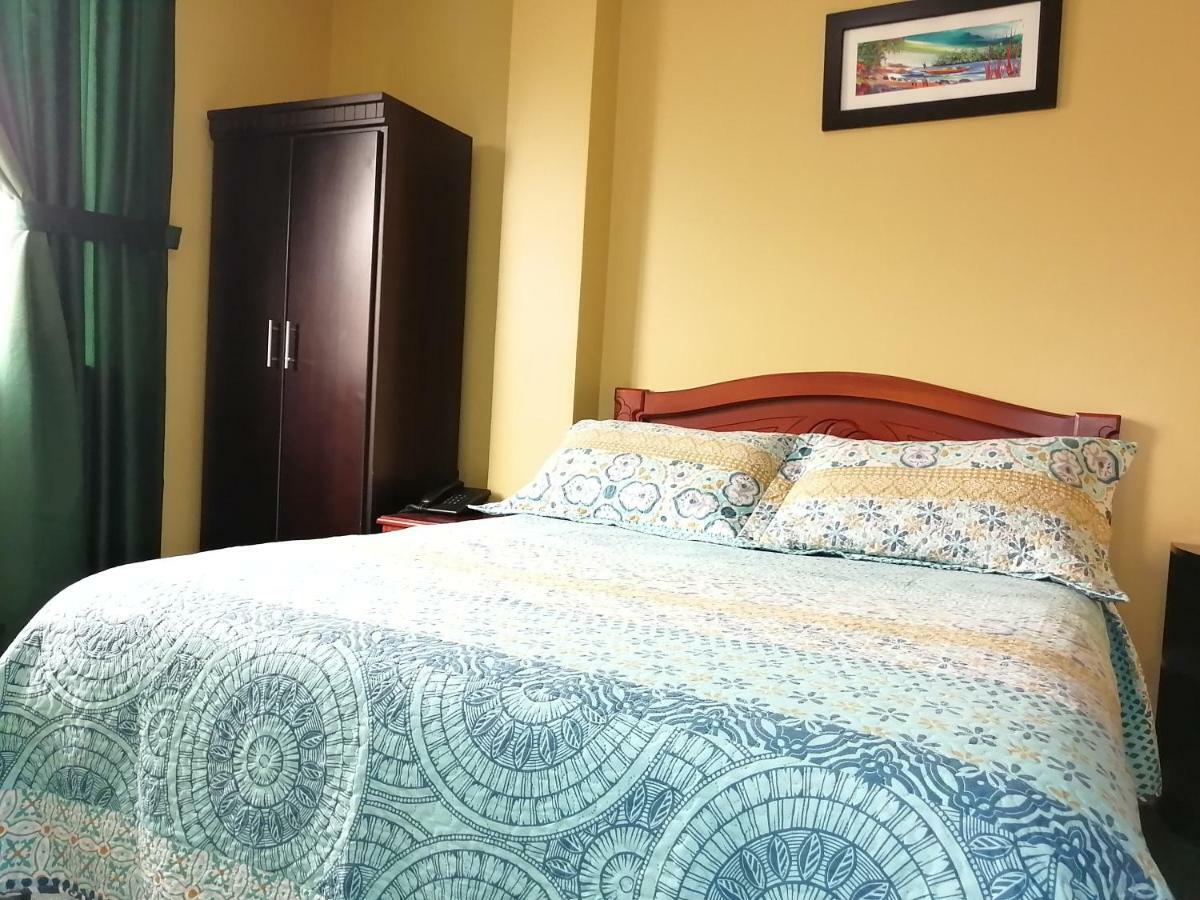 Hostal Los Lirios 로하 외부 사진