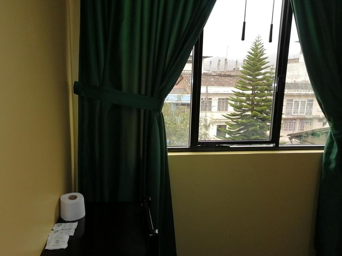 Hostal Los Lirios 로하 외부 사진