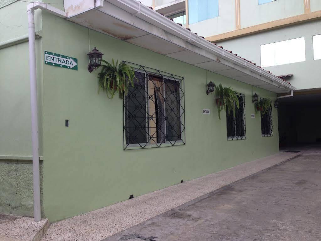 Hostal Los Lirios 로하 외부 사진