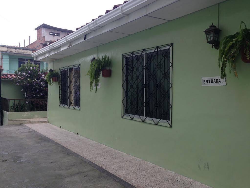 Hostal Los Lirios 로하 외부 사진