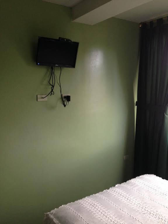 Hostal Los Lirios 로하 외부 사진